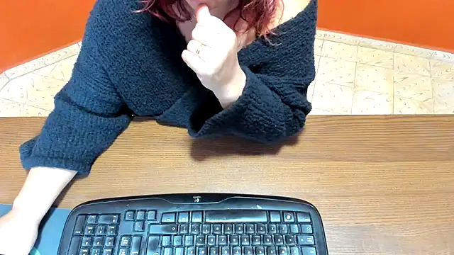 Snapshot of NikkiHolland chatting on 11-05-25, 08:25 NikkiHolland online show from 11-05-25, 08:25