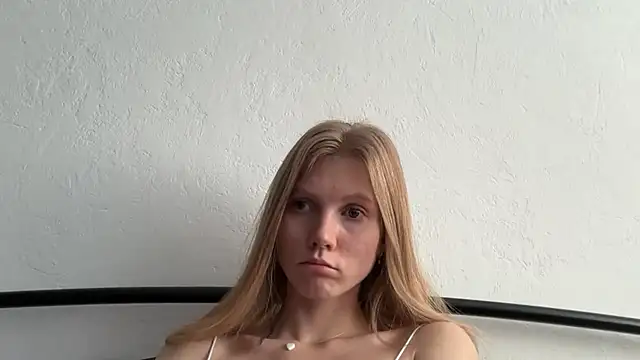 Snapshot of MaryMiton chatting on 05-18-26, 04:51 MaryMiton online show from 05-18-26, 04:51