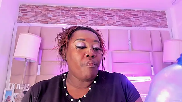 ShaniaBrownn online show from 10-18-25, 06:19