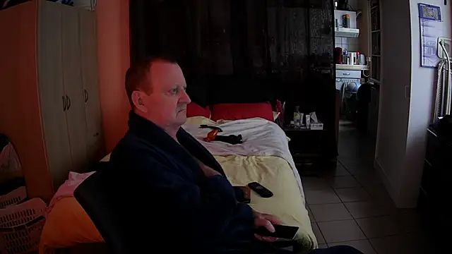 Snapshot of passifsoumis1963 chatting on 11-20-25, 10:04 passifsoumis1963 online show from 11-20-25, 10:04