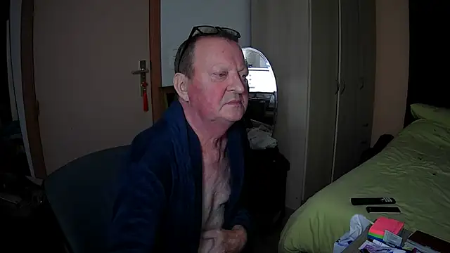 Snapshot of passifsoumis1963 chatting on 12-14-25, 06:01 passifsoumis1963 online show from 12-14-25, 06:01