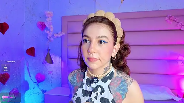 Snapshot of Evangelyne_1 chatting on 05-08-26, 03:39 Evangelyne 1 online show from 05-08-26, 03:39