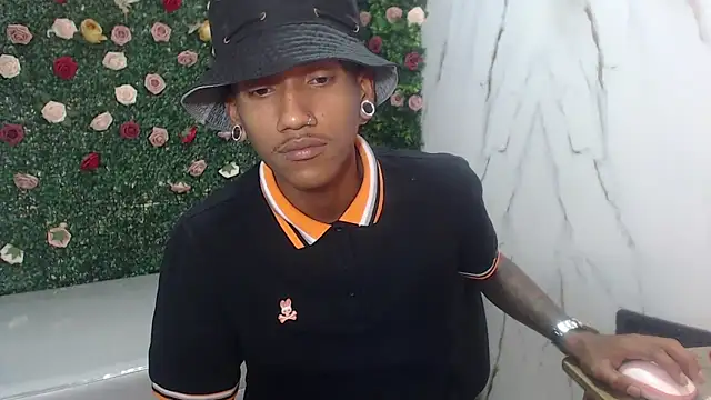 Snapshot of ManSant chatting on 06-12-26, 03:22 ManSant online show from 06-12-26, 03:22