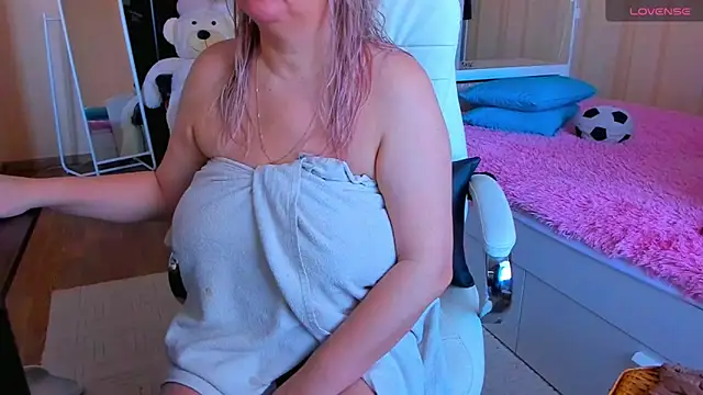 Snapshot of PamHardFuck chatting on 03-15-25, 08:15 PamHardFuck online show from 03-15-25, 08:15