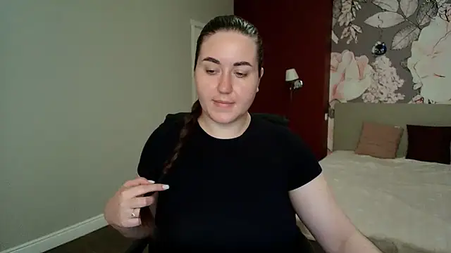 Snapshot of Roxie_Bradley chatting on 05-13-26, 05:49 Roxie Bradley online show from 05-13-26, 05:49