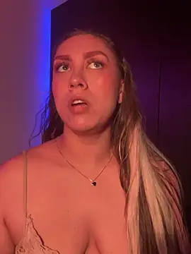 Snapshot of Im_sophiie chatting on 02-13-25, 08:59 Im sophiie online show from 02-13-25, 08:59