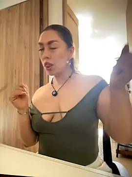 Snapshot of Im_sophiie chatting on 06-14-26, 06:43 Im sophiie online show from 06-14-26, 06:43