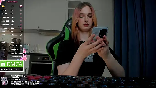 Snapshot of Lee_Loo chatting on 01-28-25, 05:03 Lee Loo online show from 01-28-25, 05:03