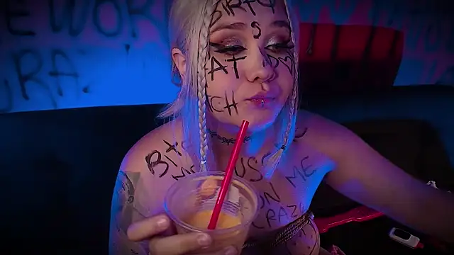 Snapshot of Laura_takint chatting on 02-08-25, 07:05 Laura takint online show from 02-08-25, 07:05