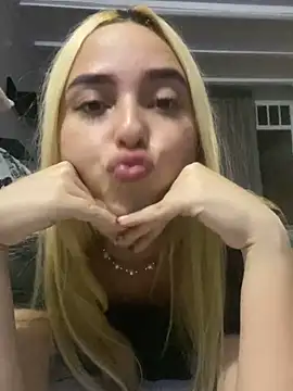 Snapshot of Irisweet_ chatting on 12-20-24, 11:37 Irisweet online show from 12-20-24, 11:37