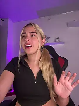 Snapshot of Irisweet_ chatting on 02-08-25, 11:12 Irisweet online show from 02-08-25, 11:12