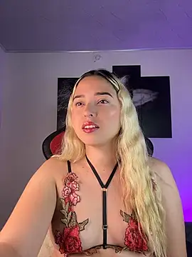 Snapshot of Irisweet_ chatting on 10-18-25, 10:38 Irisweet online show from 10-18-25, 10:38