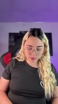 Snapshot of Irisweet_ chatting on 10-26-25, 04:35 Irisweet online show from 10-26-25, 04:35