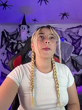 Snapshot of Irisweet_ chatting on 10-27-25, 11:31 Irisweet online show from 10-27-25, 11:31