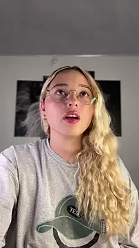 Snapshot of Irisweet_ chatting on 11-16-25, 09:31 Irisweet online show from 11-16-25, 09:31