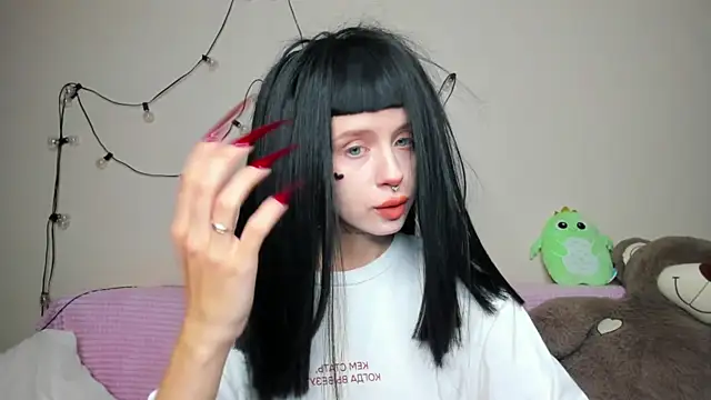 Snapshot of FlowerOfSin2001 chatting on 09-20-25, 04:30 FlowerOfSin2001 online show from 09-20-25, 04:30