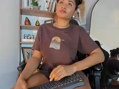 Snapshot of sophia18- chatting on 01-12-25, 12:01 sophia18- online show from 01-12-25, 12:01