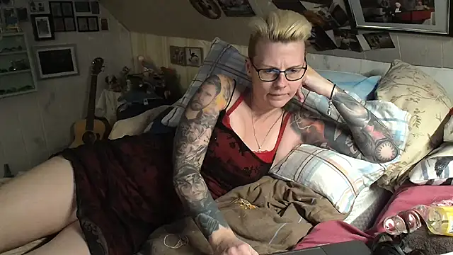 Snapshot of MaryG chatting on 01-30-25, 05:06 MaryG online show from 01-30-25, 05:06