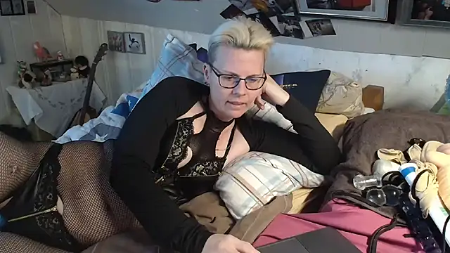 Snapshot of MaryG chatting on 02-28-25, 01:58 MaryG online show from 02-28-25, 01:58