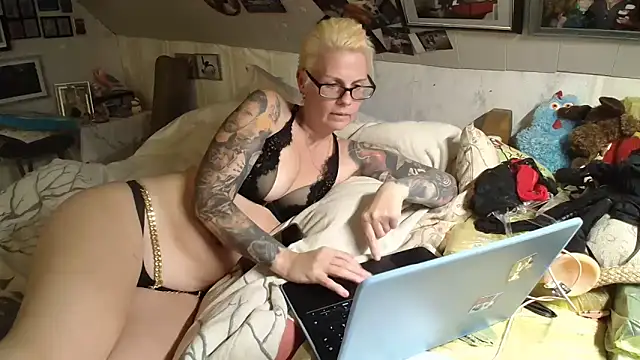 Snapshot of MaryG chatting on 10-22-25, 05:34 MaryG online show from 10-22-25, 05:34