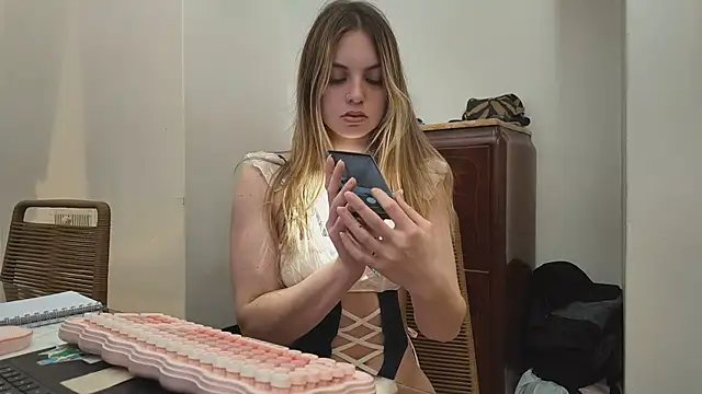 Snapshot of Elnonoykeila77 chatting on 06-13-26, 04:10 Elnonoykeila77 online show from 06-13-26, 04:10