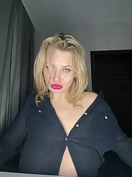 Snapshot of Evellyn chatting on 02-09-25, 03:53 Evellyn online show from 02-09-25, 03:53