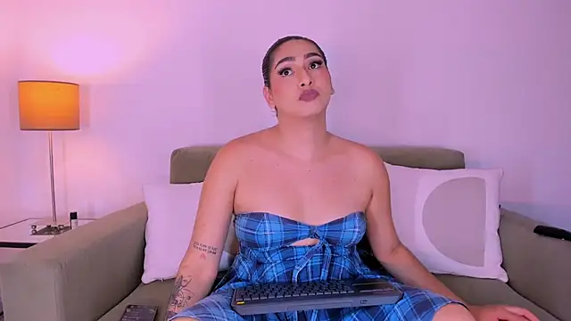 Snapshot of ISABELLASSMITH chatting on 03-19-25, 04:57 ISABELLASSMITH online show from 03-19-25, 04:57