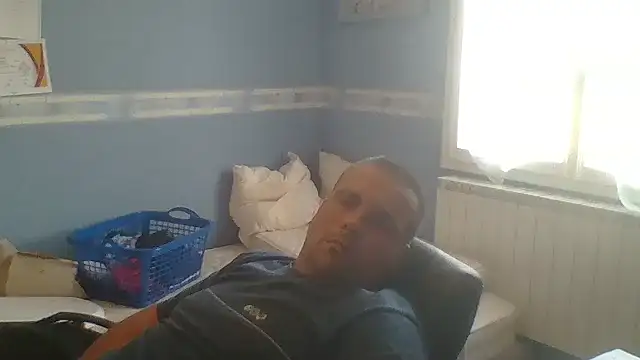 Snapshot of manubm03 chatting on 09-12-25, 10:04 manubm03 online show from 09-12-25, 10:04