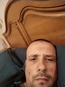 Snapshot of manubm03 chatting on 10-18-25, 01:23 manubm03 online show from 10-18-25, 01:23