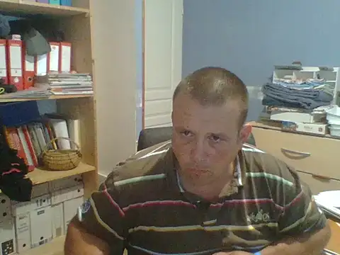 Snapshot of manubm03 chatting on 06-14-26, 04:31 manubm03 online show from 06-14-26, 04:31