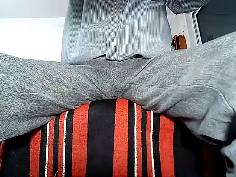 Snapshot of manan28 chatting on 10-13-25, 12:49 manan28 online show from 10-13-25, 12:49