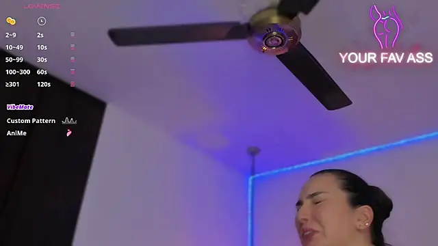 Snapshot of ava_blue chatting on 02-19-25, 02:01 ava blue online show from 02-19-25, 02:01