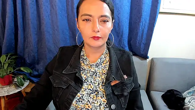 Snapshot of emma_luxy chatting on 01-25-25, 01:10 emma luxy online show from 01-25-25, 01:10