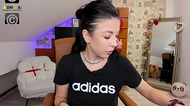 EmillyTaylor online show from 12-18-25, 04:51