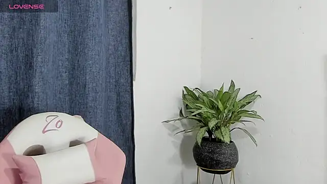 Snapshot of zoe69x chatting on 03-06-25, 05:35 zoe69x online show from 03-06-25, 05:35