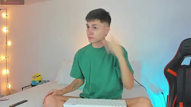 Snapshot of DustinLevine chatting on 01-20-25, 12:49 DustinLevine online show from 01-20-25, 12:49