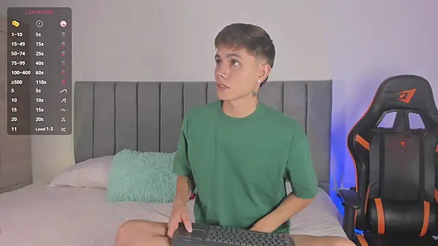 Snapshot of DustinLevine chatting on 12-04-25, 01:15 DustinLevine online show from 12-04-25, 01:15