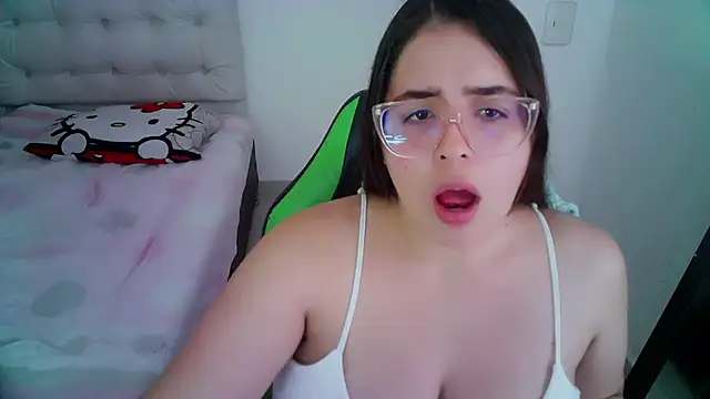 Snapshot of _alicia_z chatting on 12-11-24, 12:44 alicia z online show from 12-11-24, 12:44