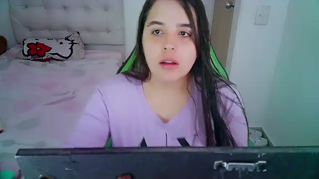 Snapshot of _alicia_z chatting on 12-13-24, 05:32 alicia z online show from 12-13-24, 05:32