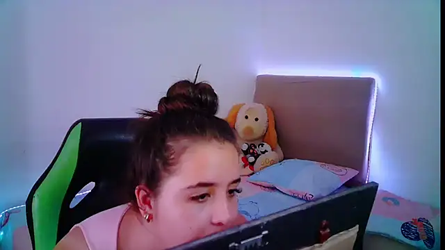 Snapshot of _alicia_z chatting on 02-01-25, 05:26 alicia z online show from 02-01-25, 05:26