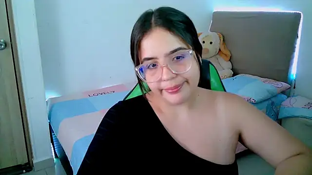 Snapshot of _alicia_z chatting on 02-15-25, 08:43 alicia z online show from 02-15-25, 08:43