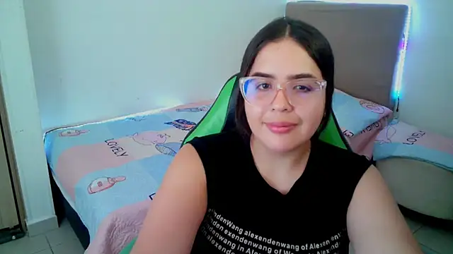 Snapshot of _alicia_z chatting on 02-20-25, 12:19 alicia z online show from 02-20-25, 12:19