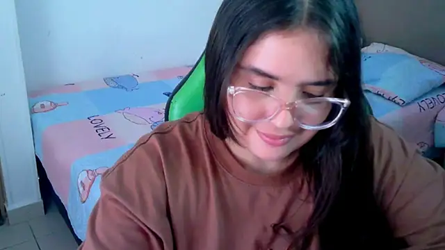 Snapshot of _alicia_z chatting on 02-23-25, 11:14 alicia z online show from 02-23-25, 11:14