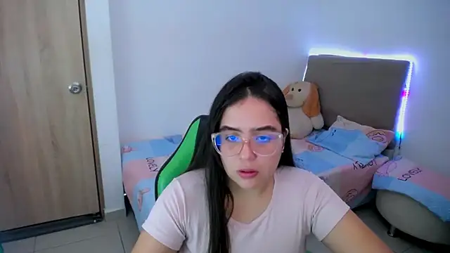 Snapshot of _alicia_z chatting on 02-25-25, 05:36 alicia z online show from 02-25-25, 05:36