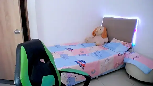 Snapshot of _alicia_z chatting on 02-25-25, 11:44 alicia z online show from 02-25-25, 11:44