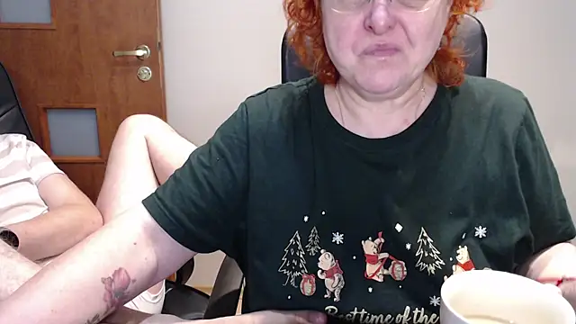 Snapshot of JoannaAndNeighbour chatting on 12-27-24, 02:12 JoannaAndNeighbour online show from 12-27-24, 02:12