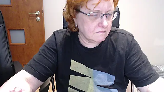 Snapshot of JoannaAndNeighbour chatting on 02-17-25, 11:34 JoannaAndNeighbour online show from 02-17-25, 11:34