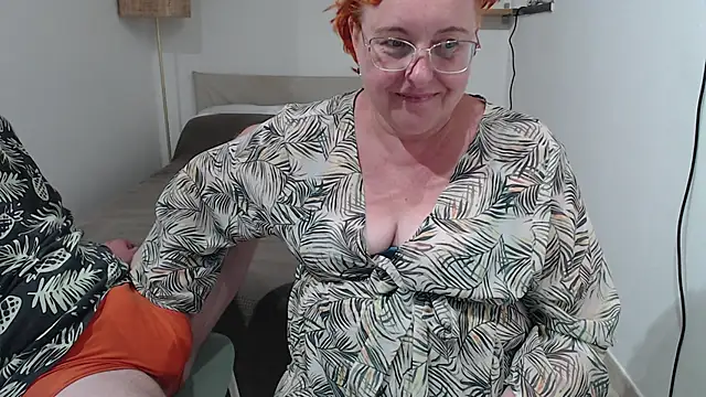 Snapshot of JoannaAndNeighbour chatting on 09-21-25, 12:40 JoannaAndNeighbour online show from 09-21-25, 12:40