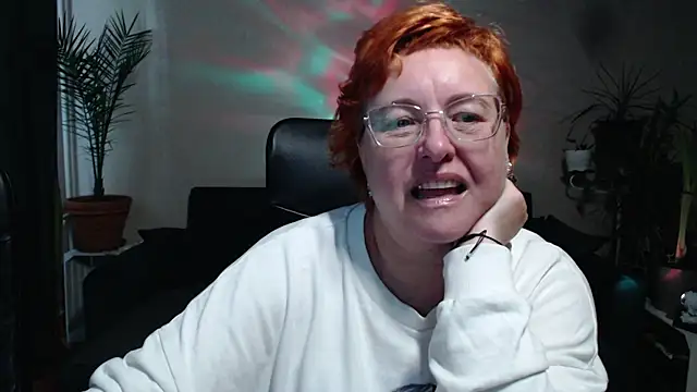 Snapshot of JoannaAndNeighbour chatting on 10-17-25, 08:17 JoannaAndNeighbour online show from 10-17-25, 08:17