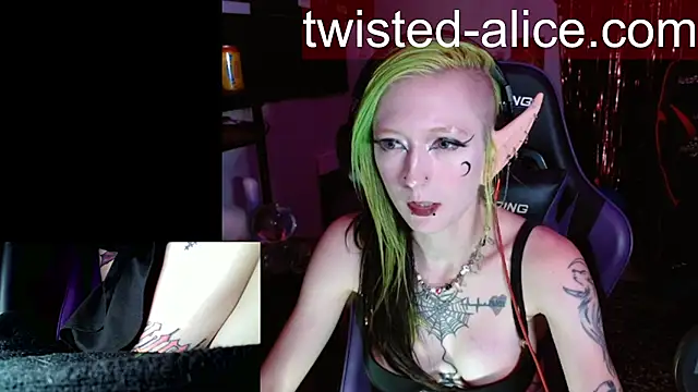 Snapshot of alicewonder09 chatting on 07-20-26, 04:05 alicewonder09 online show from 07-20-26, 04:05